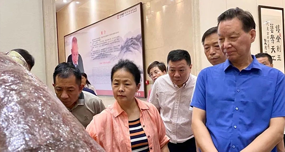 石语千秋松，，，，，广迎八方客——304am永利集团·倪东方艺术博物馆